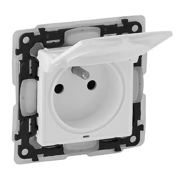 Kup Teď Valena Life zásuvka 2p+t s clonkami ip44 bílá Legrand 753179